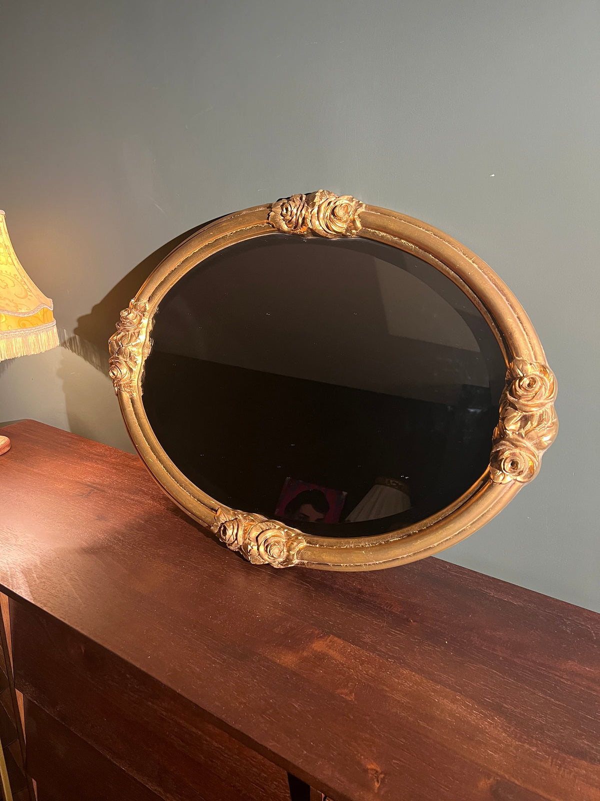 Ovaler Jugendstil / Art Déco Spiegel mit Facettenschliff. Original Vintage in einer perfekten Größe mit goldenem Rahmen und Rosendekor.