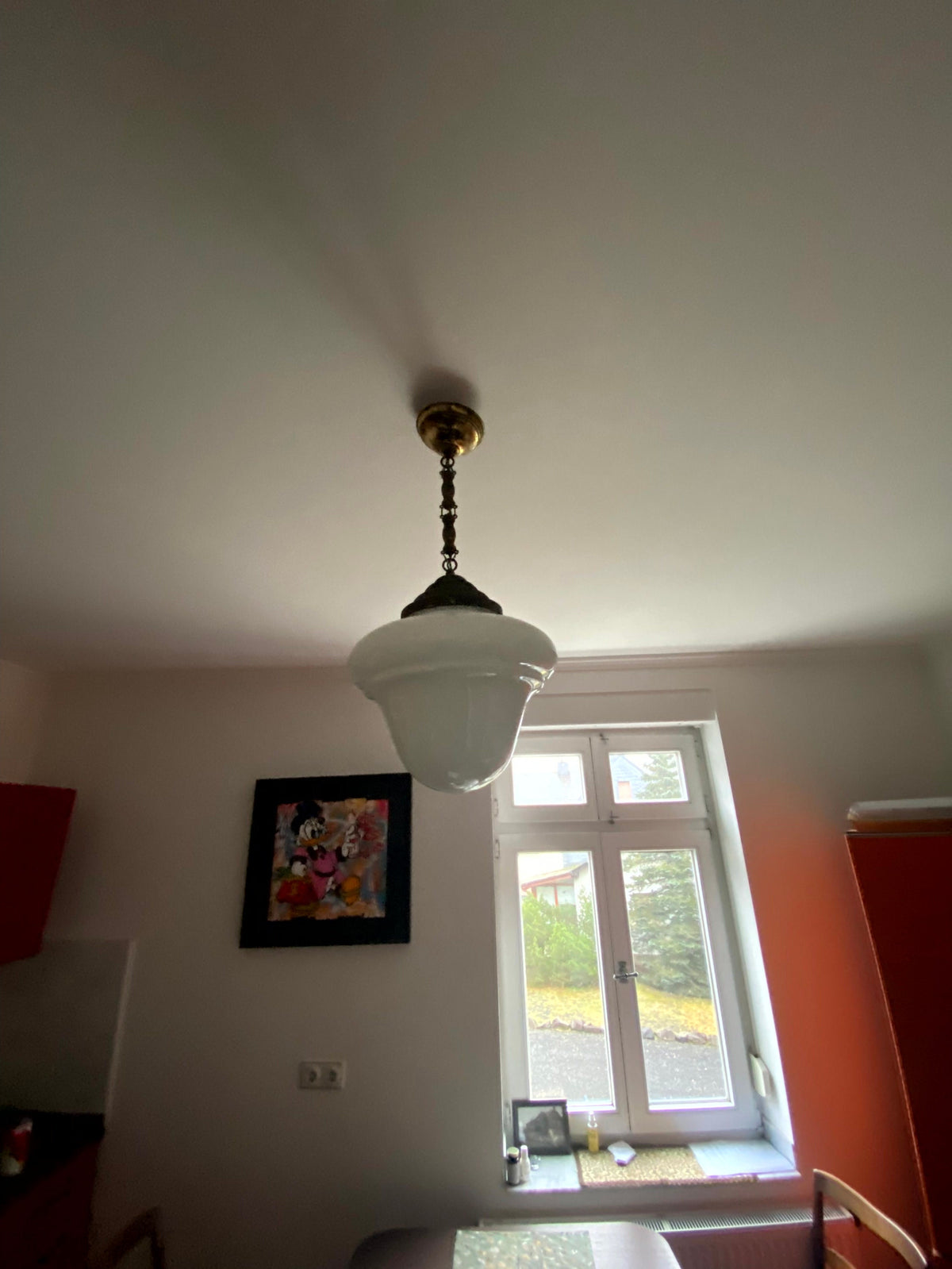 Original Jugendstil/Art Déco Deckenpendelleuchte mit Messingfassungen und Opalglas-Schirm ca. 1920, französchische Hausflur-Leuchte