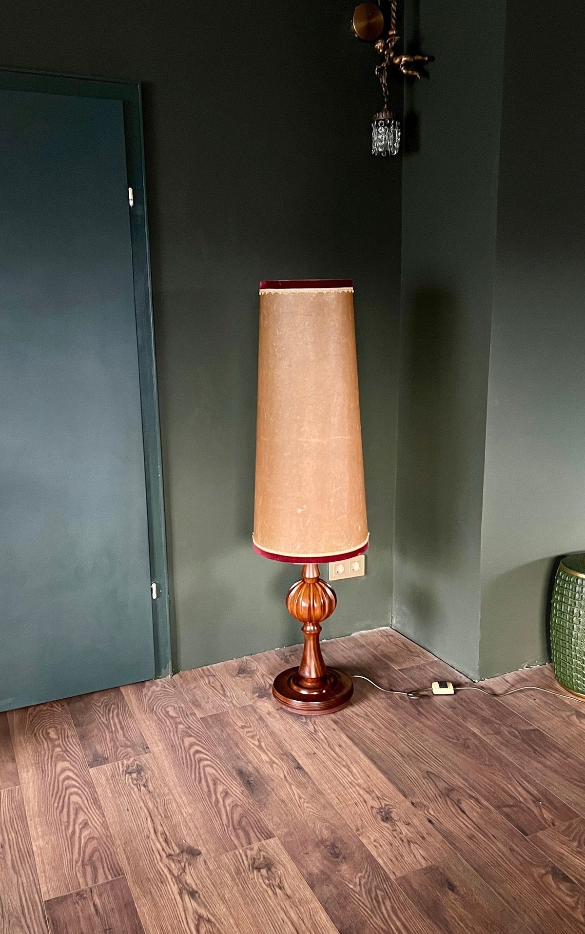 Rarität! Vintage Mid Century/Space Age Stehlampe mit Lederschirm und ausgefallenem Holzfuß, toller Zustand. 1960-1970er Jahre