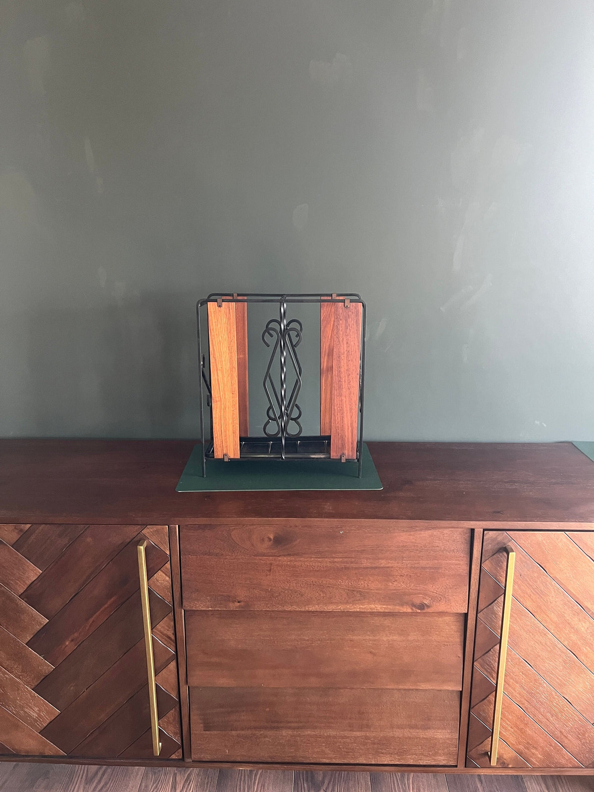 Vintage Mid Century Schirmständer. Gefertigt aus massiven Schmiedeeisen und Teakholz. Rustikaler 1960er Jahre Schirmständer.
