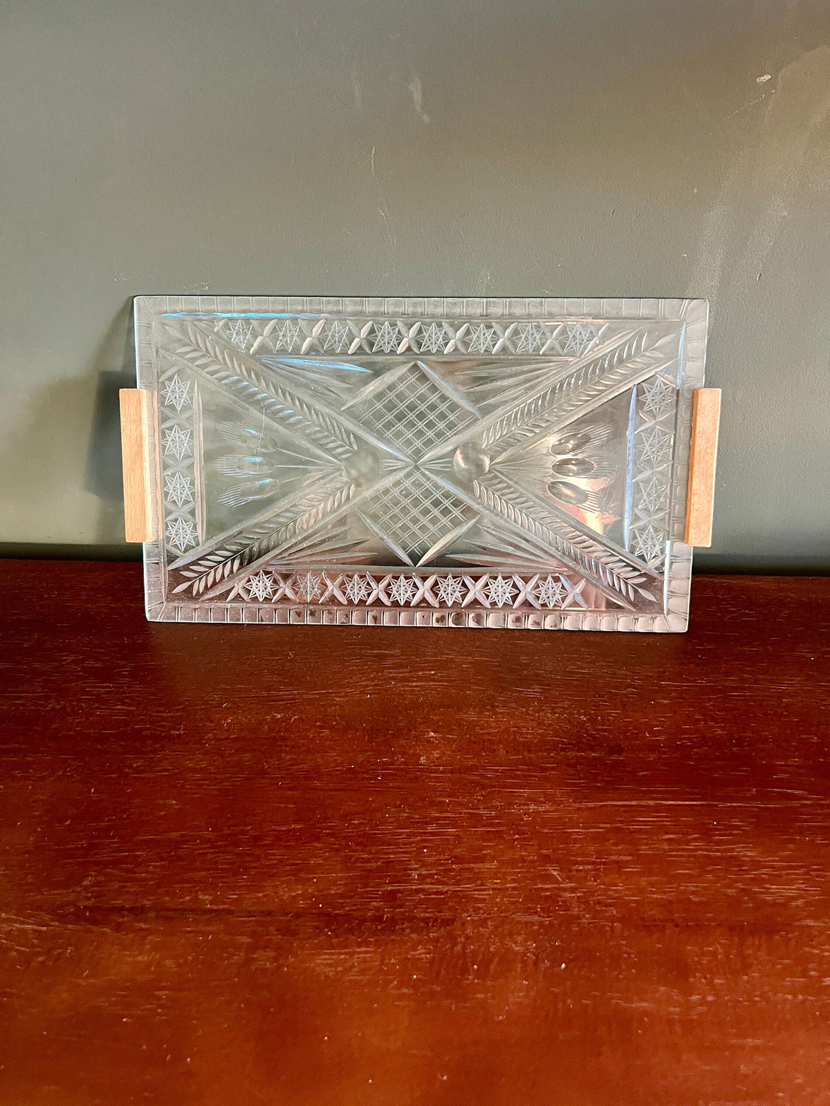 Mid Century Tablett aus Glas mit geschliffenen Intarsien und Holzgriff 1950er Jahre
