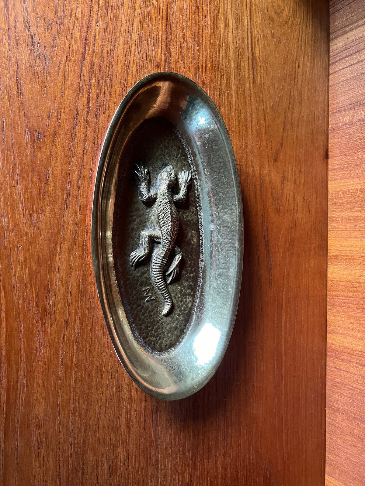 Rarität! Massive Messingschale mit einem erhabenem Salamander. Vermutlich ein Besuchskartentablett des Art Deco. Handarbeit. Signiert mit AN