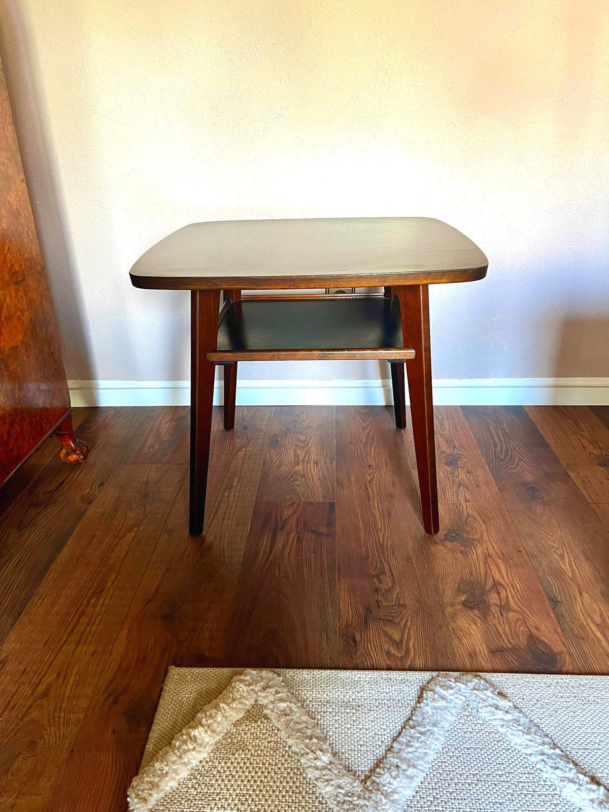 Mid Century Tray-Table/ Beistelltisch mit Ablage. Hochwertig verarbeiteter deutscher Beistelltisch aus den 1940er bis 50er Jahren.