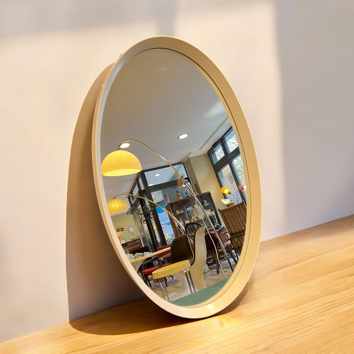 Ovaler italienischer Mid Century/ Space Age Wandspiegel in einer außergewöhnlichen Größe aus den 1960er /70er Jahren.