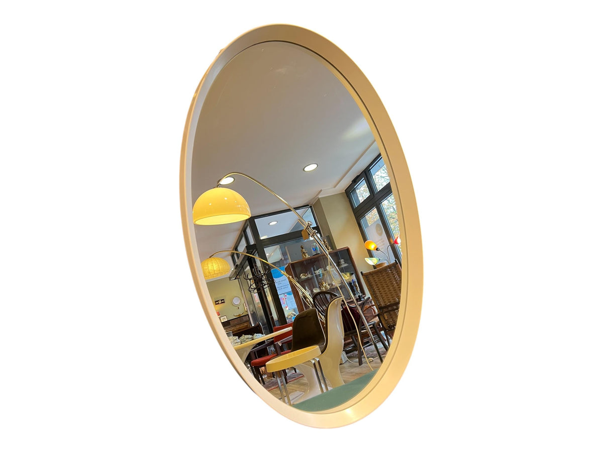 Ovaler italienischer Mid Century/ Space Age Wandspiegel in einer außergewöhnlichen Größe aus den 1960er /70er Jahren.