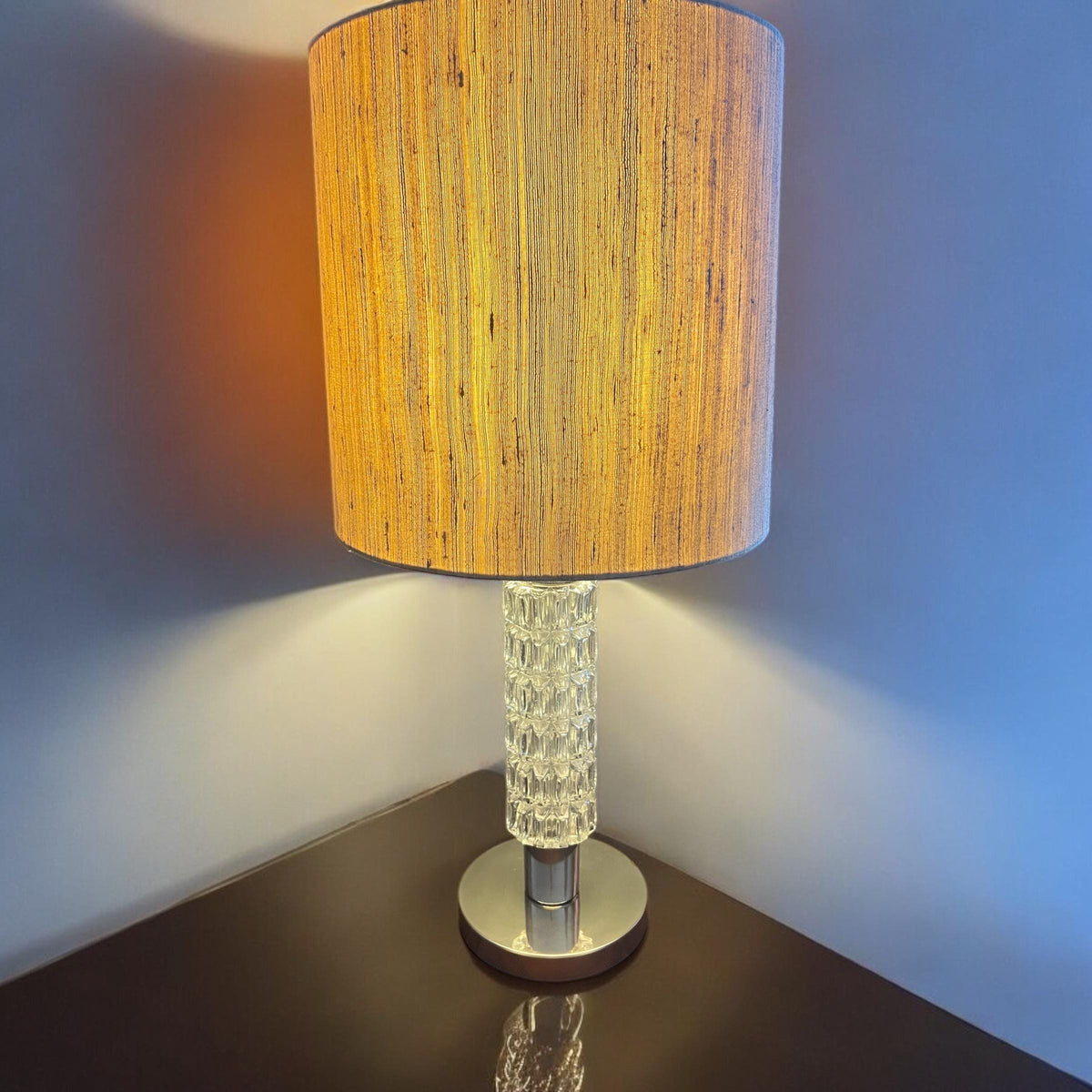 Originale 1960er Jahre Richard Essig Tischleuchte. Dieser Mid-Century Modern Designklassiker kommt im unrestaurierten Topzustand daher.