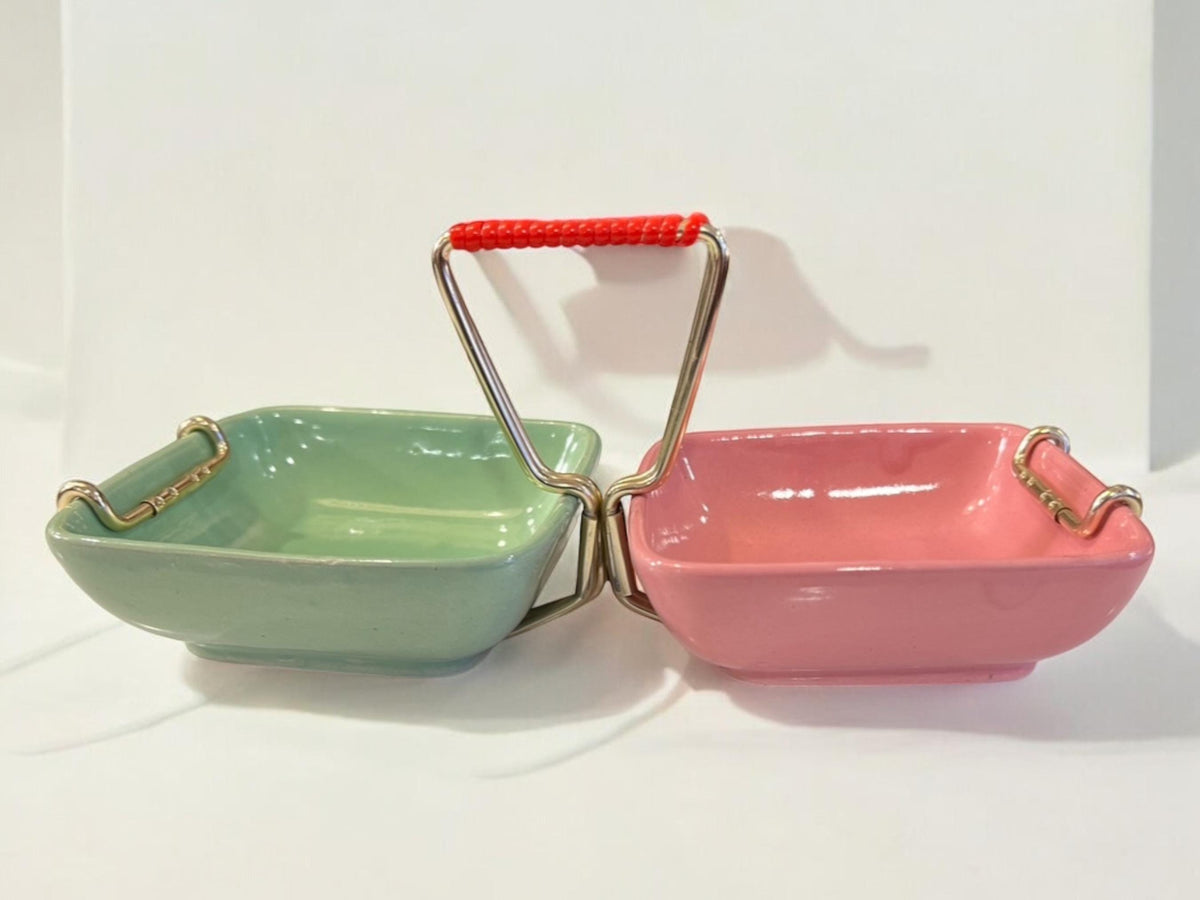 Mid Century Snackschale/Anbietschale in mint und rosa mit Messinggriff aus den 1950er Jahren, hergestellt in Deutschland