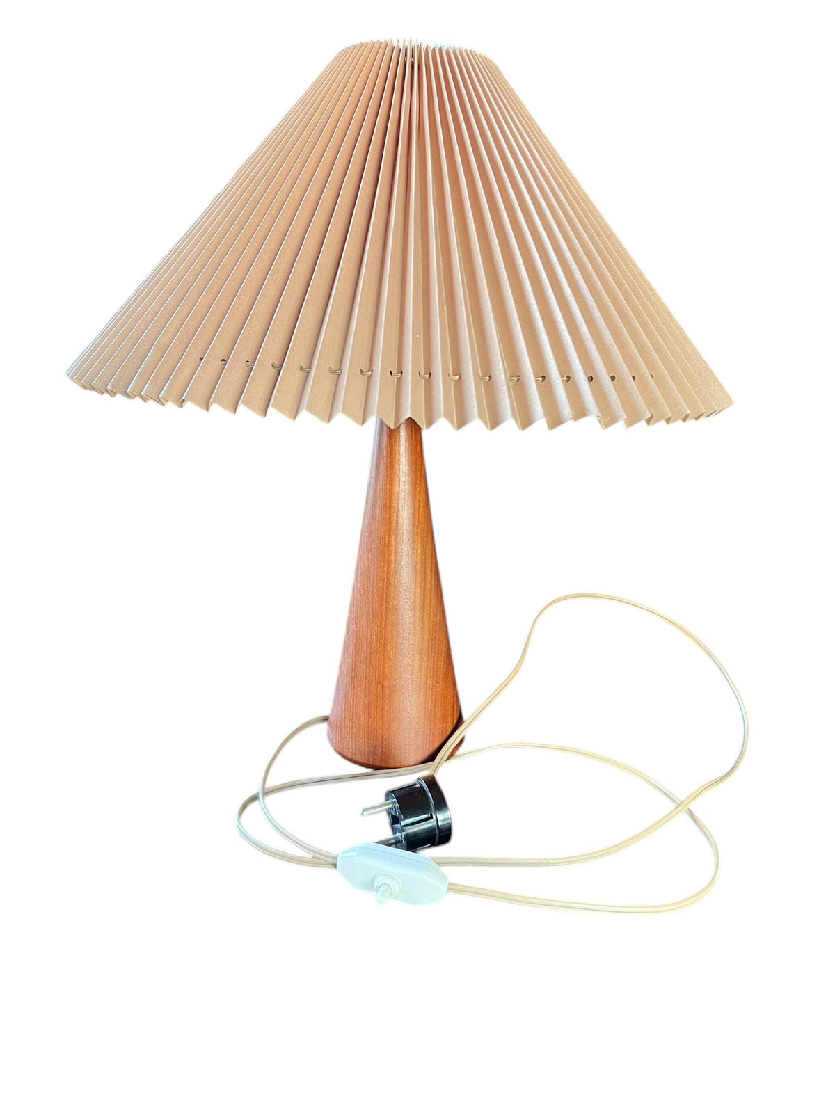 NK - Nordiska Kompaniets Mid Century Tischleuchte von mit Teakfuß und gerafften Kunststoffschirm aus den 1960er Jahren.