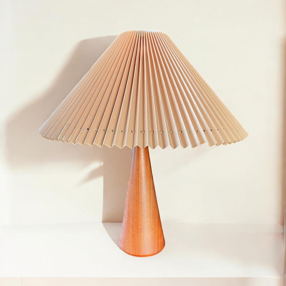 NK - Nordiska Kompaniets Mid Century Tischleuchte von mit Teakfuß und gerafften Kunststoffschirm aus den 1960er Jahren.