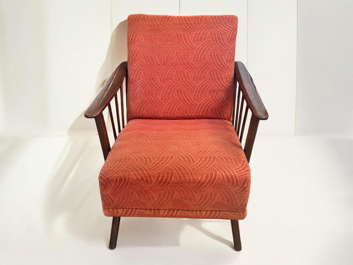 Vintage Cocktail-/Lounge-Sessel mit Nussholzarmlehnen und originalem Bezug aus rotem Stoff. Ein Klassiker aus den 1950er / 60er Jahren.