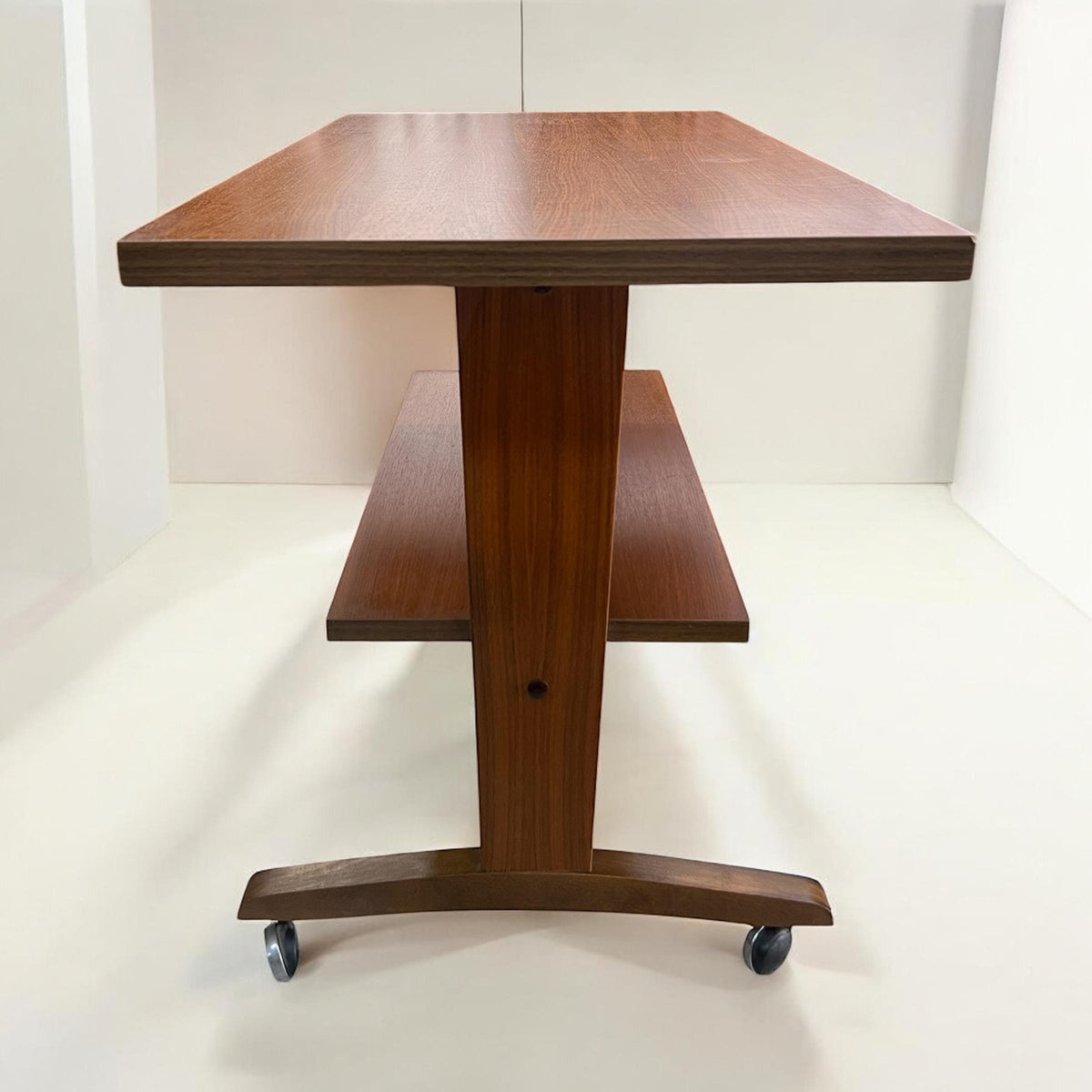 TV-Tisch, Tisch für Plattenspieler aus Holz mit Rollen, hergestellt in Deutschland in den 1960er-1970er Jahren