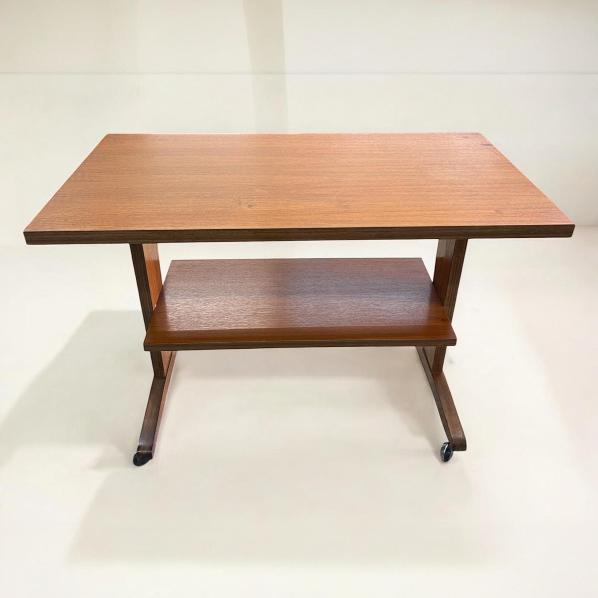 TV-Tisch, Tisch für Plattenspieler aus Holz mit Rollen, hergestellt in Deutschland in den 1960er-1970er Jahren
