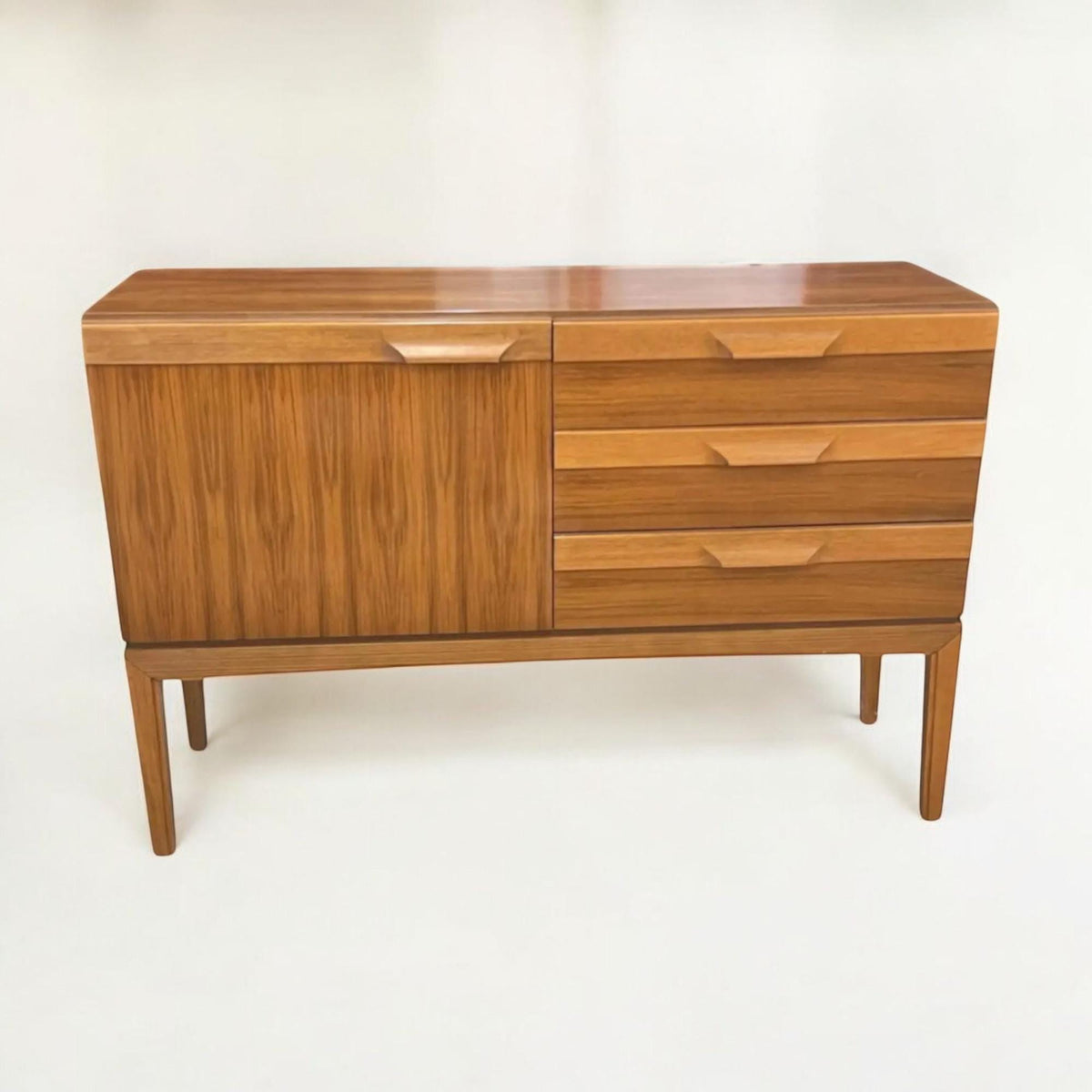 Palette Möbelwerke Wernau - Deutsches Mid Century Sideboard 1972 hergestellt. Mit Auslieferungsbeleg auf der Rückseite und Markenlabel.