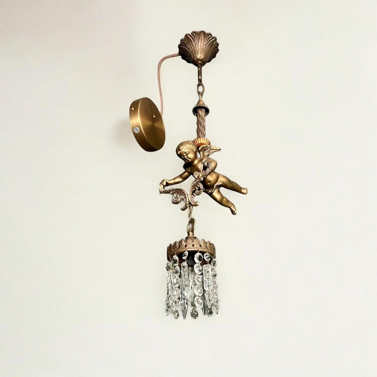 Originale Jugendstil Leuchte mit einem fliegenden Cherub aus Bronze und Kristallglas um 1915. Vintage Engelkronleuchter aus Bronze