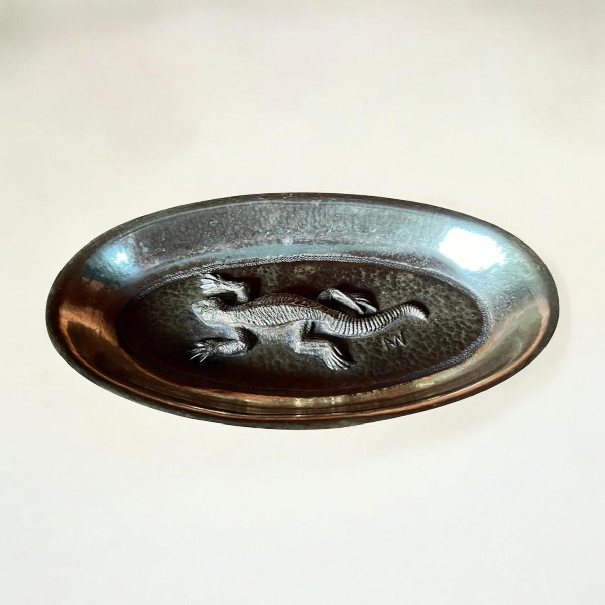 Rarität! Massive Messingschale mit einem erhabenem Salamander. Vermutlich ein Besuchskartentablett des Art Deco. Handarbeit. Signiert mit AN