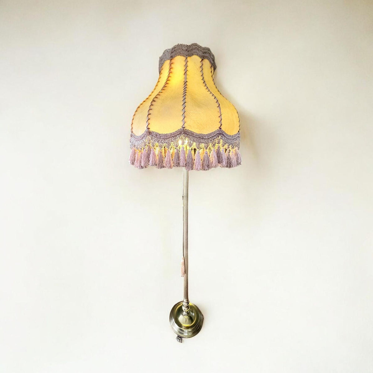 Mid Century, Vintage massive neoklassizistische Messing Stehlampe mit Löwenfüßen. Sehr solide und aufwändig gearbeitet,Lederschirm 1950-1960