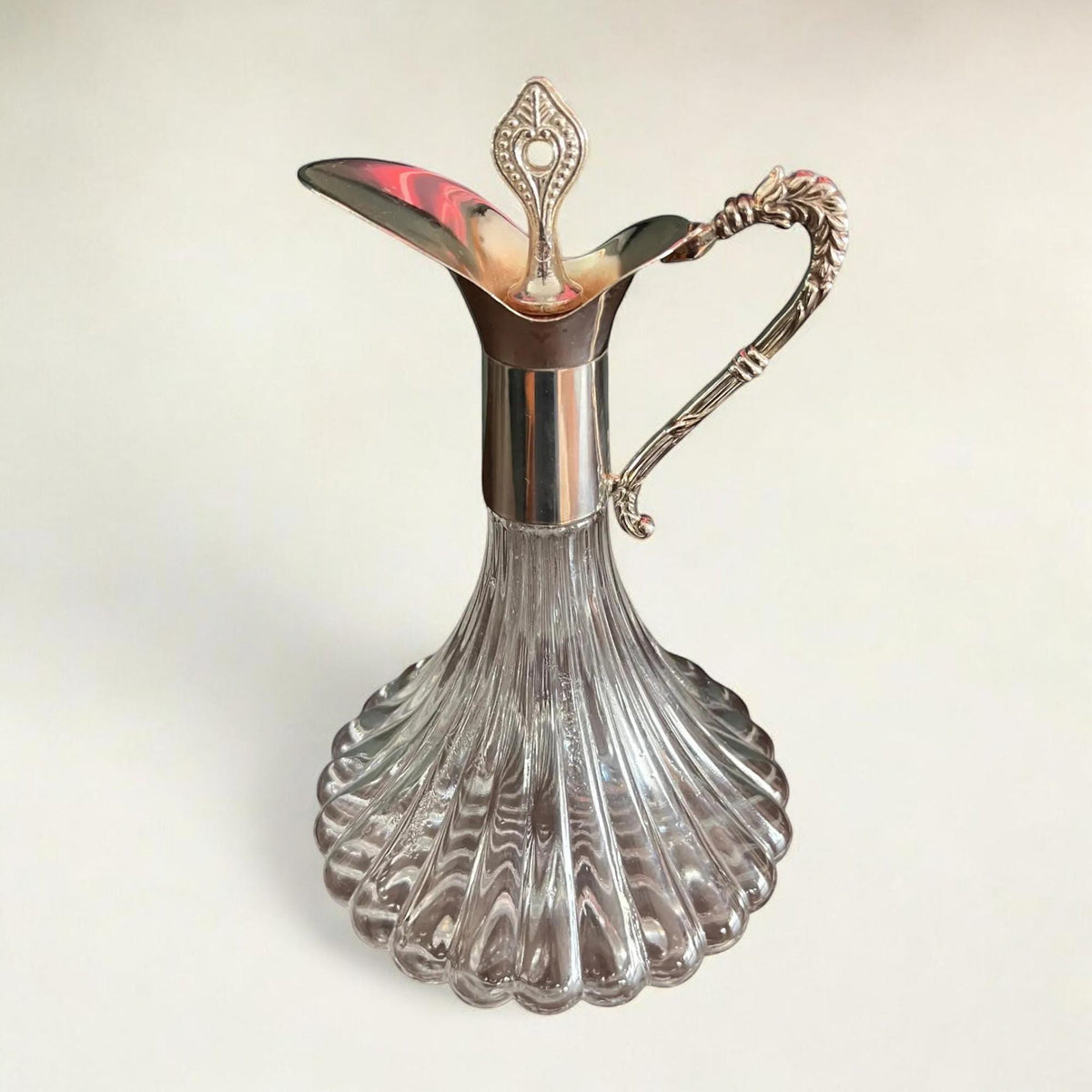 Mundgeblasene Karaffe/Dekanter mit versilbertem Ausguss und Griff ca. 1930