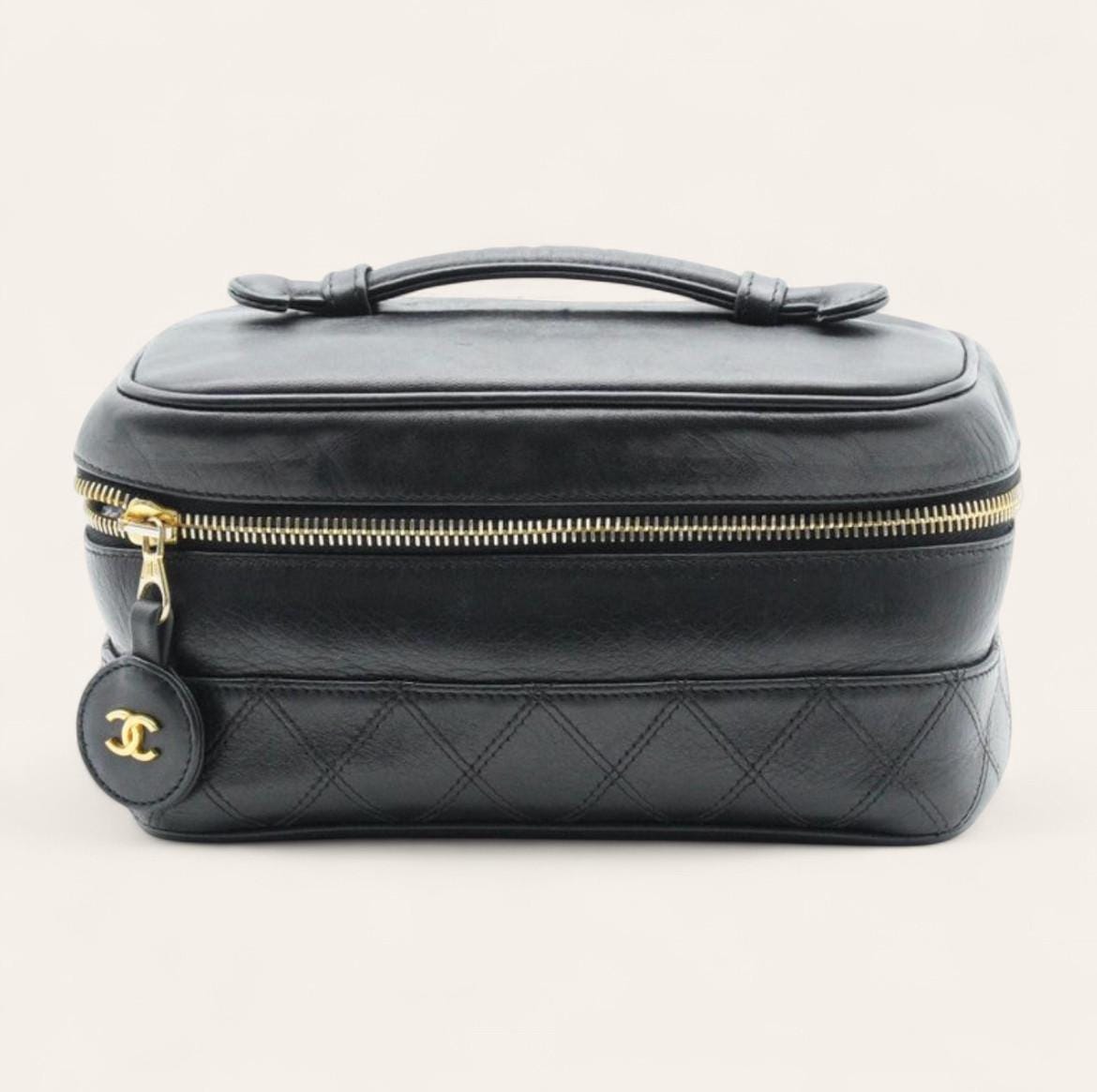 Original Chanel Kosmetiktasche aus schwarzem Lammleder ca. 2000er Jahre