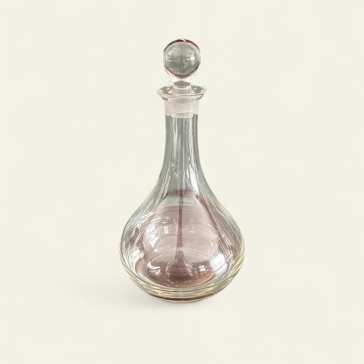 Mundgeblasene Mid Century Karaffe im klassischen Tropfendesign. Sehr massiv verarbeitet und im guten Zustand.