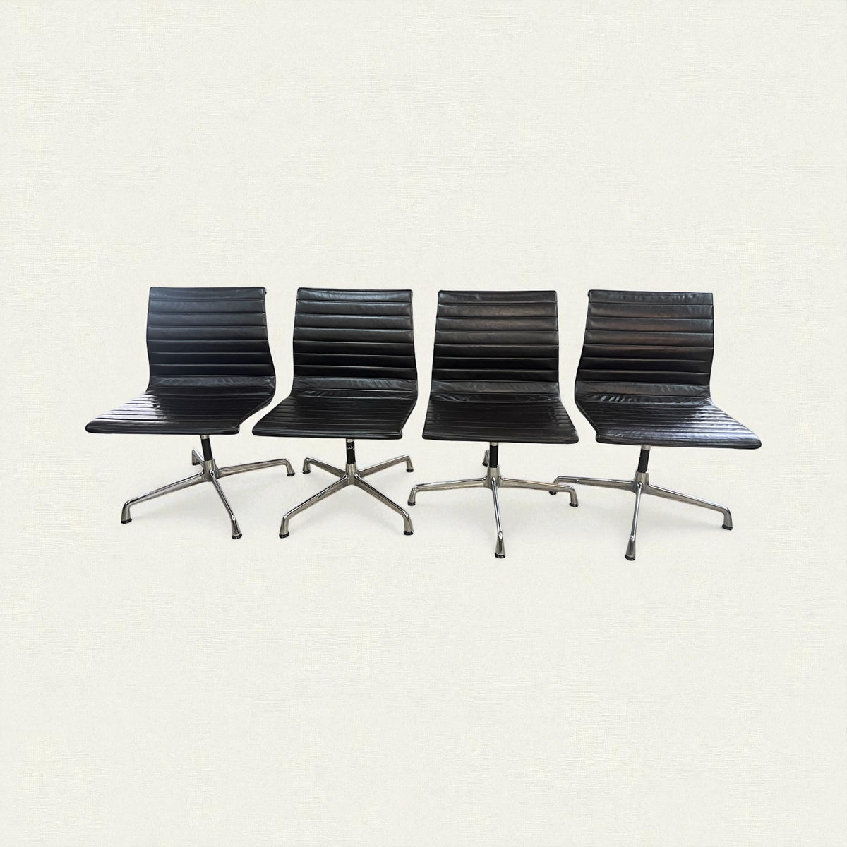 Original Vitra EA 106 Eames Drehstuhl | Dunkelbraunes Leder | Charles & Ray Eames | Vintage 1986 mit Label.