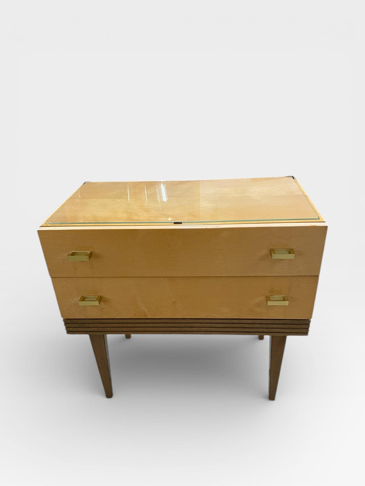 Vintage Mid Century Nachttisch / Kommode – Ahorn Furnier – Messinggriffe – Glasplatte – 1950er/60er – Made in Germany