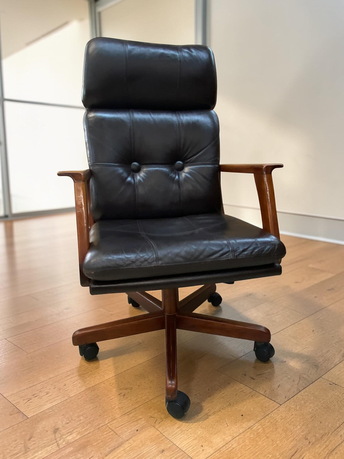 Vintage Mid Century Drehstuhl aus Norwegen – Leder & Teak | 1960er/70er | Scandinavian Modern Skandinavisches Design Bürostuhl