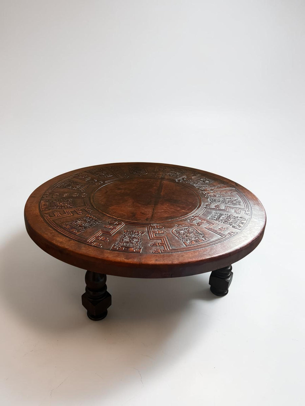 Monumentaler Angel Pazmiño Couchtisch aus Leder & Holz – Muebles de Estilo, Ecuador, 1960er/70er Jahre