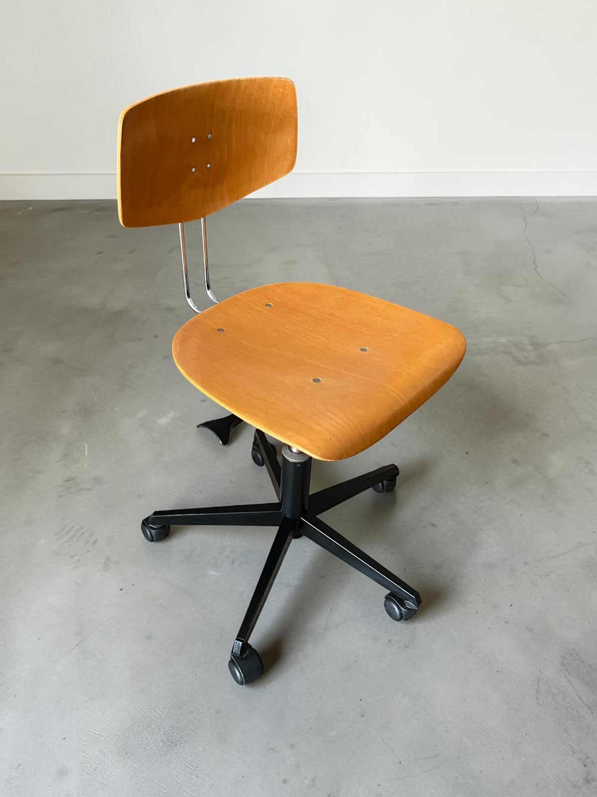 Vintage Drehstuhl aus Formsperrholz auf Rollen | Minimalistischer Atelierstuhl | Mid Century Modern Bürostuhl | 70er Designklassiker