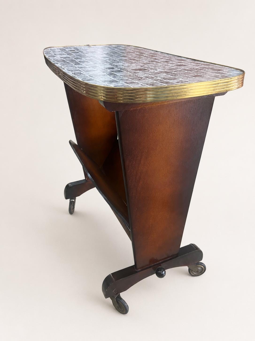 Vintage Servierwagen mit Resopalplatte | Mid Century Barwagen auf Rollen | Beistelltisch mit Zeitungsablage und Messingband