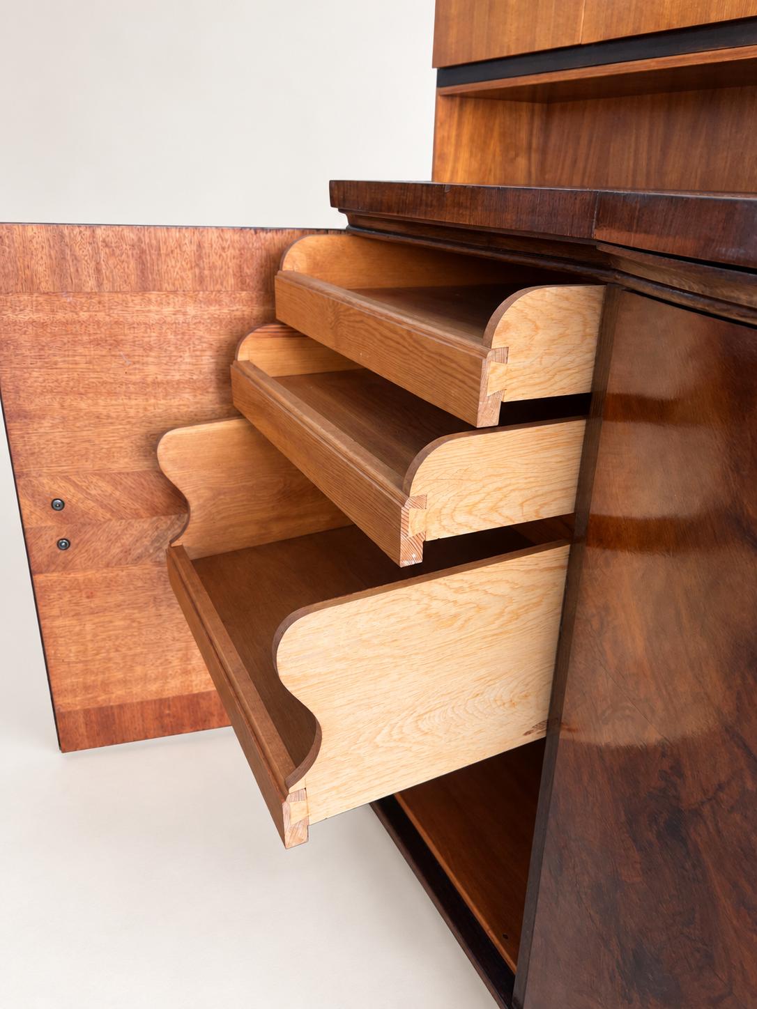 Art Déco Sideboard Vintage | Große Kommode mit geometrischem Furnier, Messingbeschlägen und Innenausbau | Antiker Holzschrank
