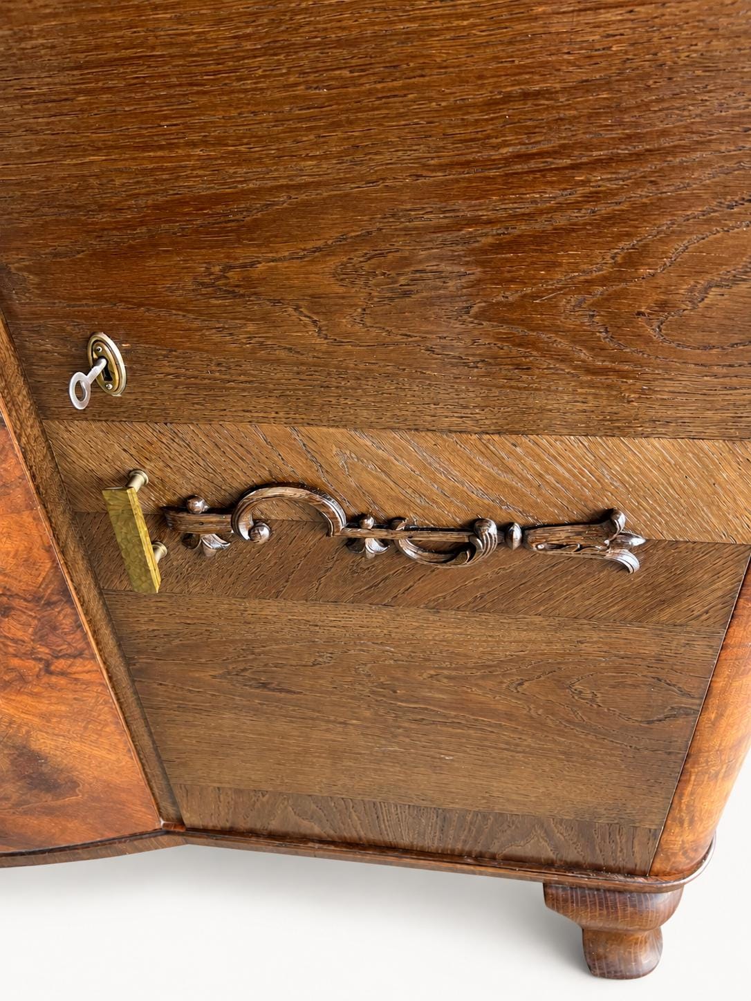 Art Déco Sideboard Vintage | Große Kommode mit geometrischem Furnier, Messingbeschlägen und Innenausbau | Antiker Holzschrank