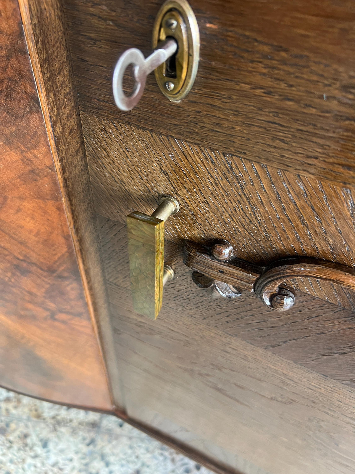 Art Déco Sideboard Vintage | Große Kommode mit geometrischem Furnier, Messingbeschlägen und Innenausbau | Antiker Holzschrank