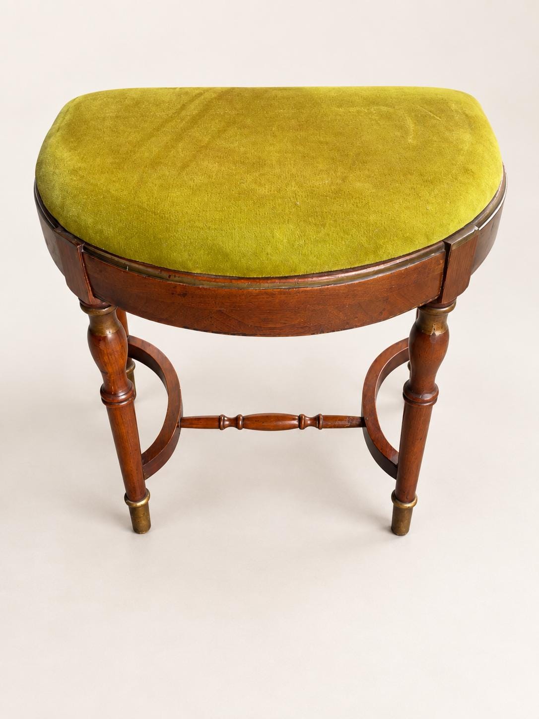 Vintage Klavierhocker Halbmond | Holzhocker mit grünem Samt und Messingdetails | Neoklassizistischer Piano Stool