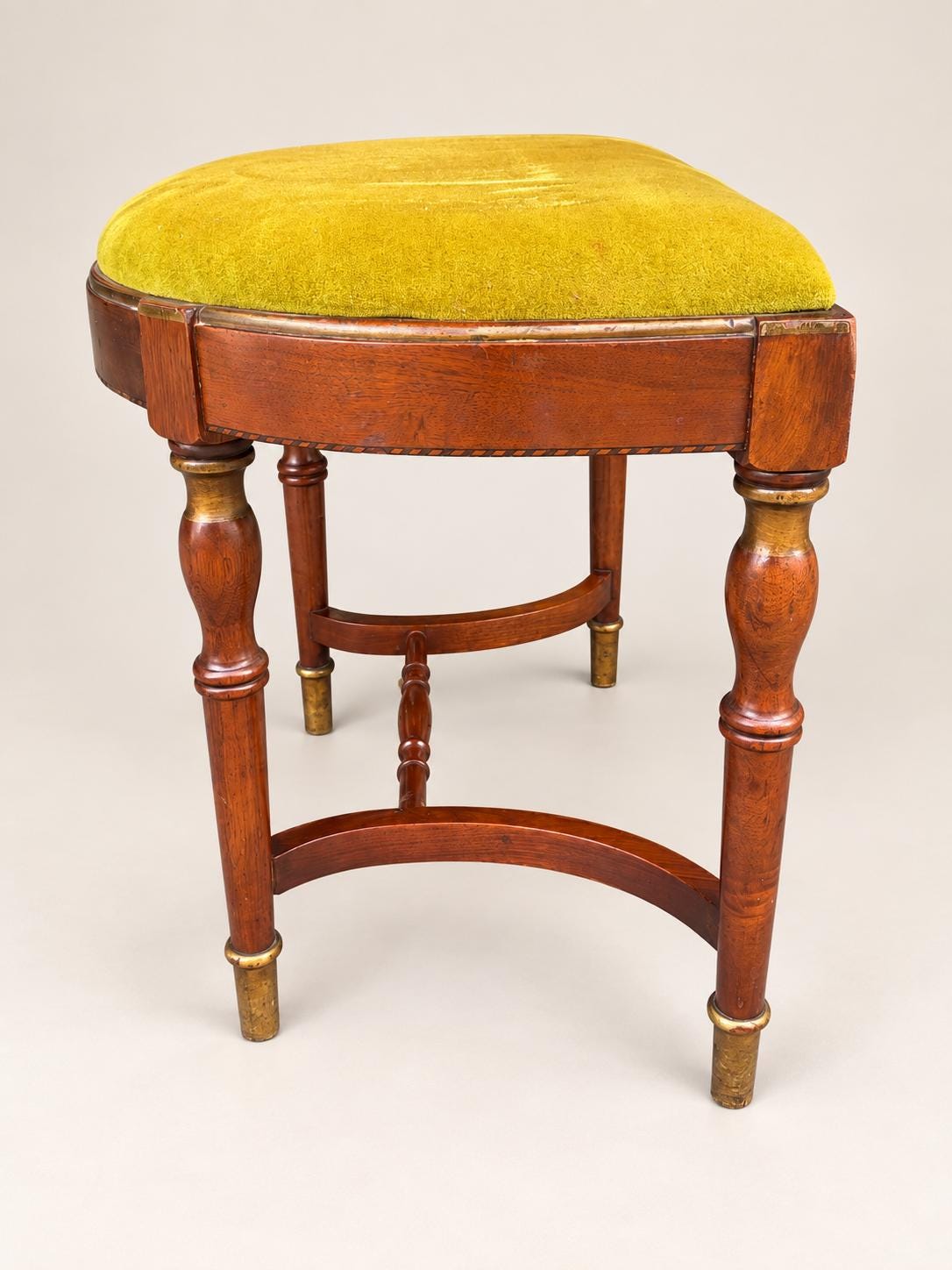 Vintage Klavierhocker Halbmond | Holzhocker mit grünem Samt und Messingdetails | Neoklassizistischer Piano Stool