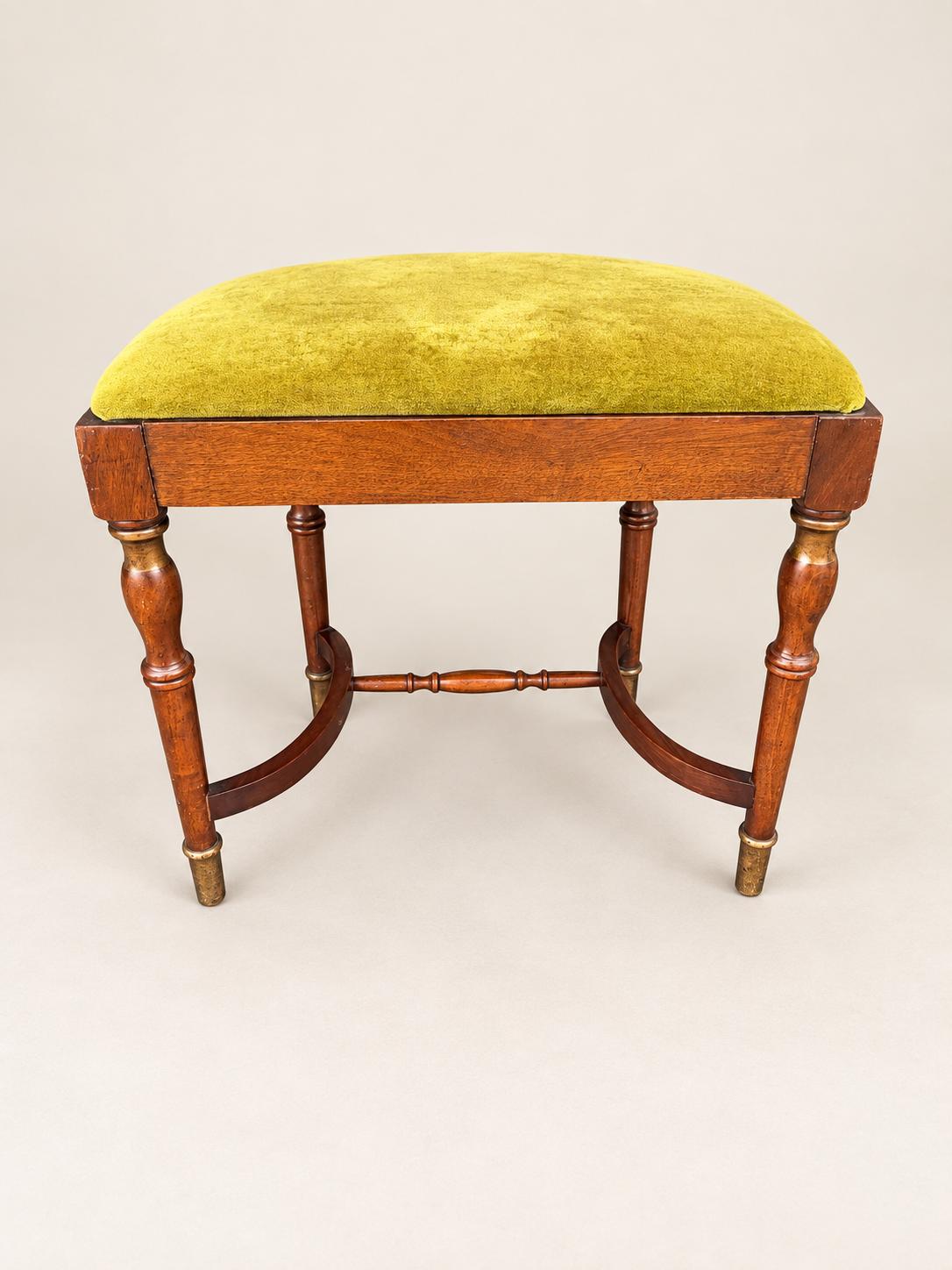 Vintage Klavierhocker Halbmond | Holzhocker mit grünem Samt und Messingdetails | Neoklassizistischer Piano Stool