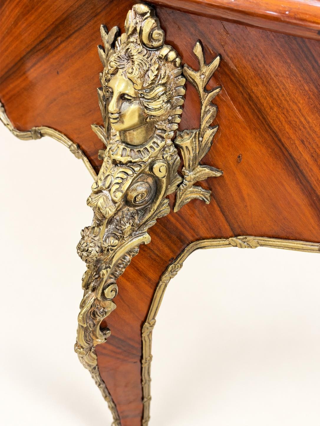 Vintage Bureau Plat Schreibtisch | Louis XV mit Leder & Messing | Partners Desk oder Hotel-Rezeption 172 cm