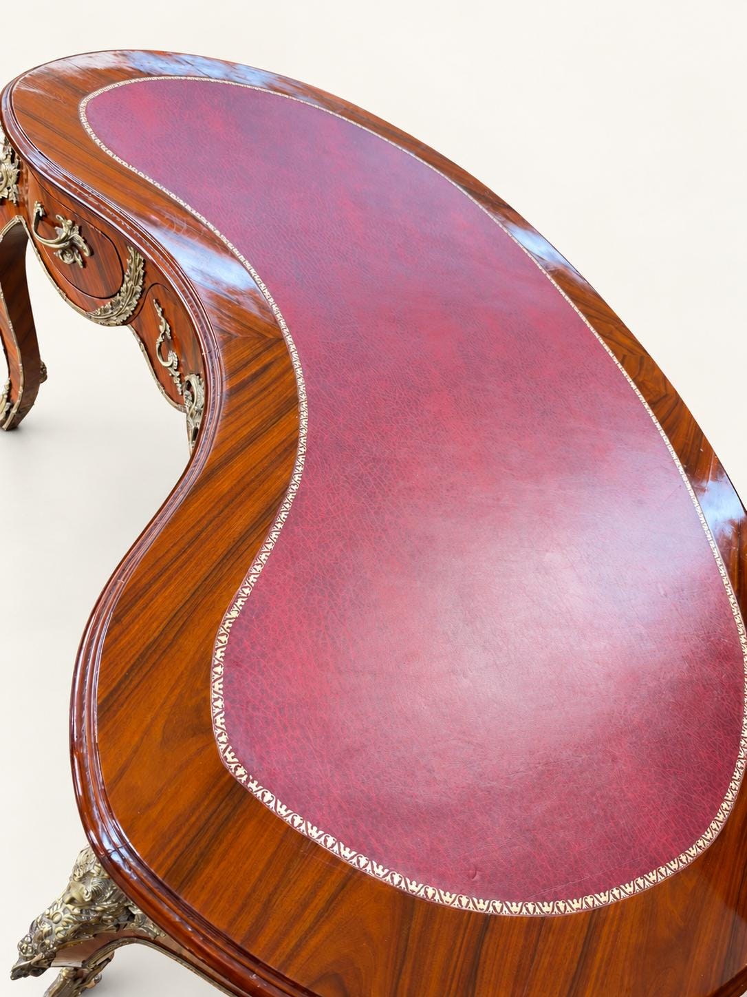 Vintage Bureau Plat Schreibtisch | Louis XV mit Leder & Messing | Partners Desk oder Hotel-Rezeption 172 cm