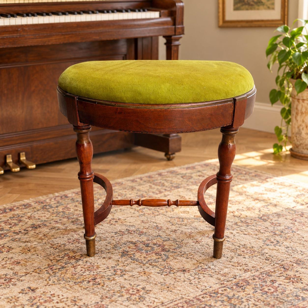 Vintage Klavierhocker Halbmond | Holzhocker mit grünem Samt und Messingdetails | Neoklassizistischer Piano Stool