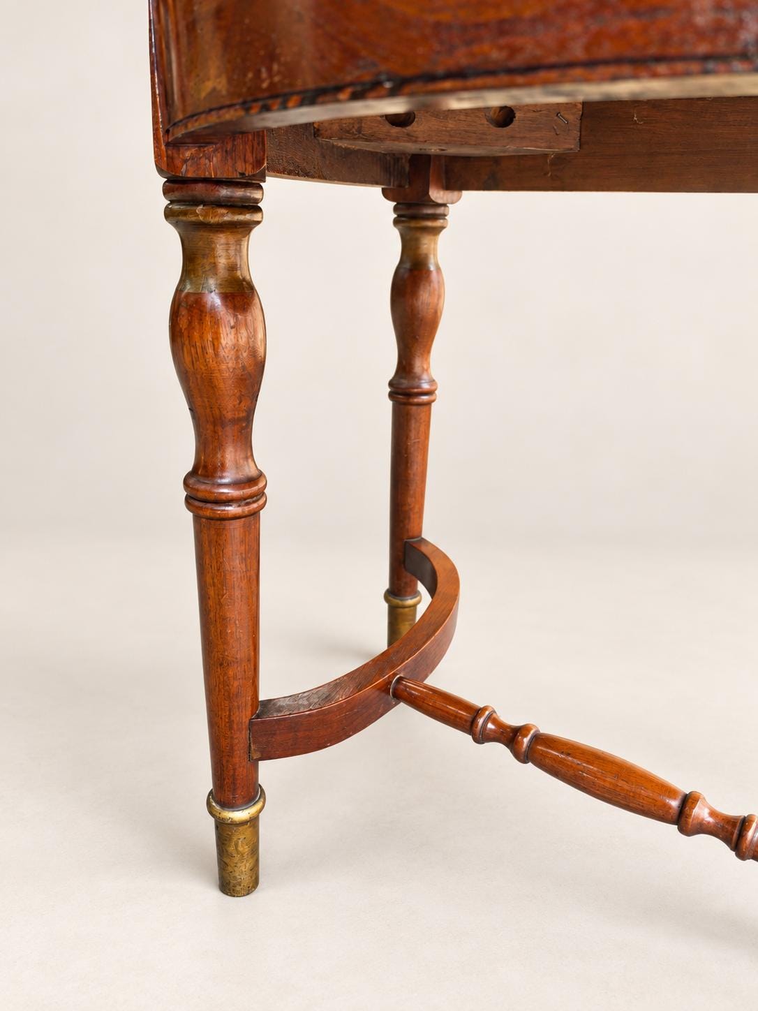 Vintage Klavierhocker Halbmond | Holzhocker mit grünem Samt und Messingdetails | Neoklassizistischer Piano Stool