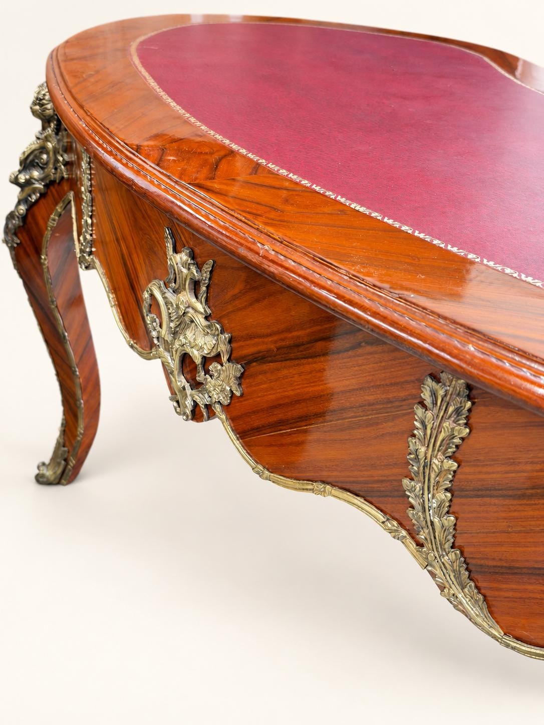 Vintage Bureau Plat Schreibtisch | Louis XV mit Leder & Messing | Partners Desk oder Hotel-Rezeption 172 cm