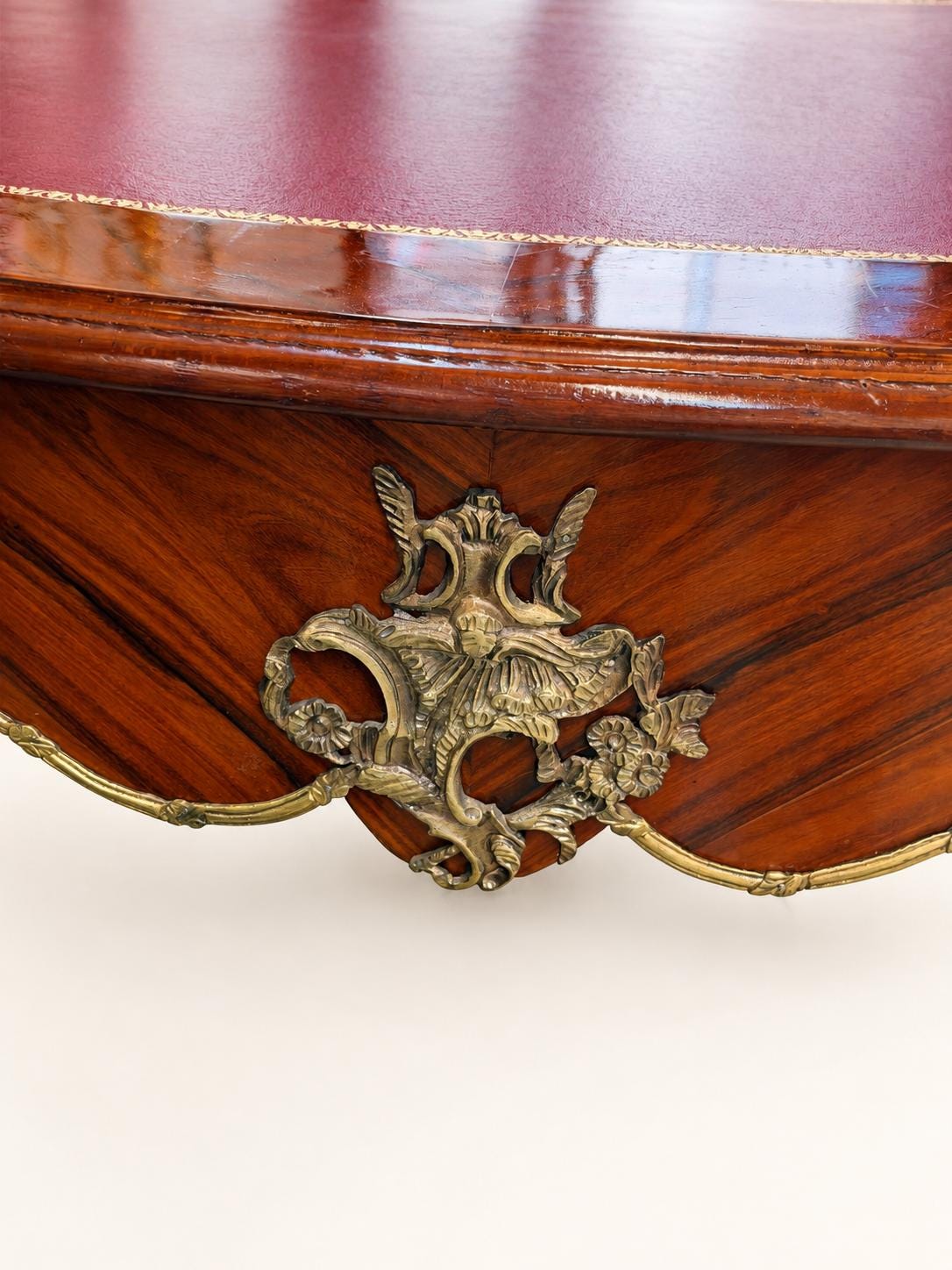 Vintage Bureau Plat Schreibtisch | Louis XV mit Leder & Messing | Partners Desk oder Hotel-Rezeption 172 cm