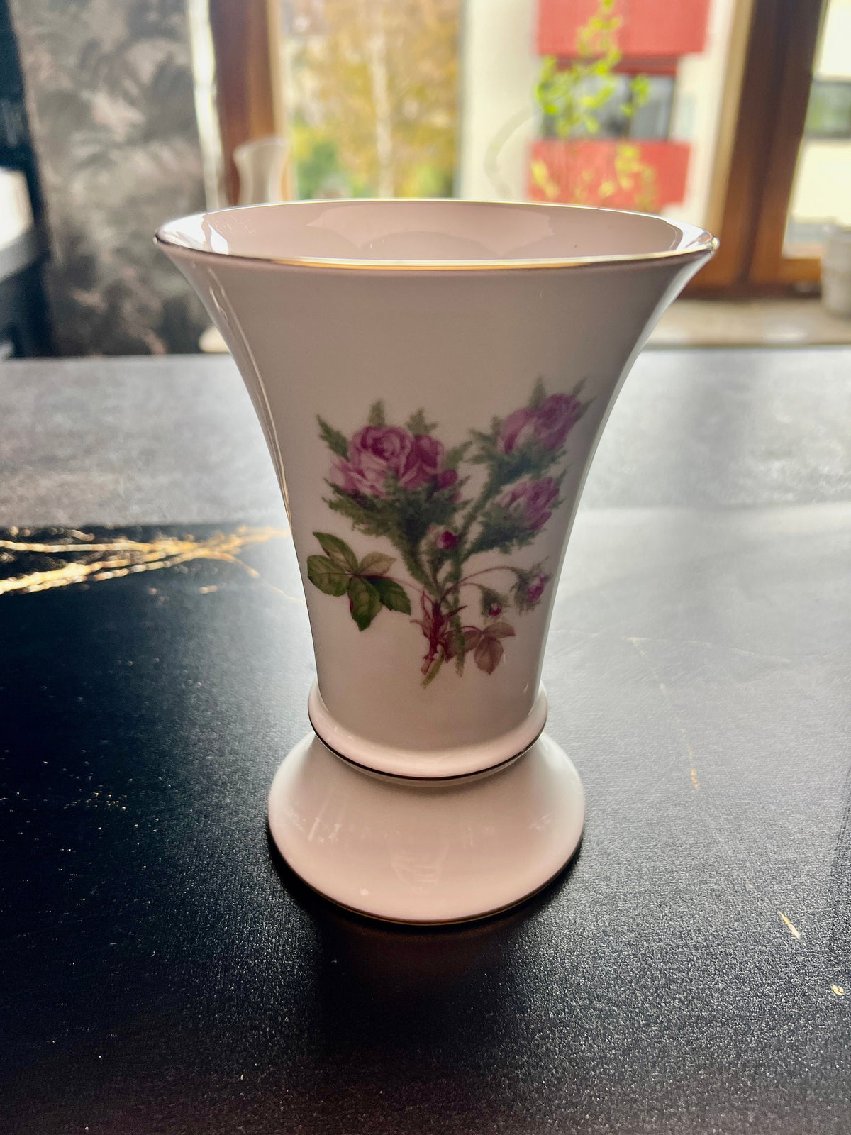 Vintage Vase mit Moosröschen der Porzellanmanufaktur Lindner, handgefertigt in Deutschland 1950-1960