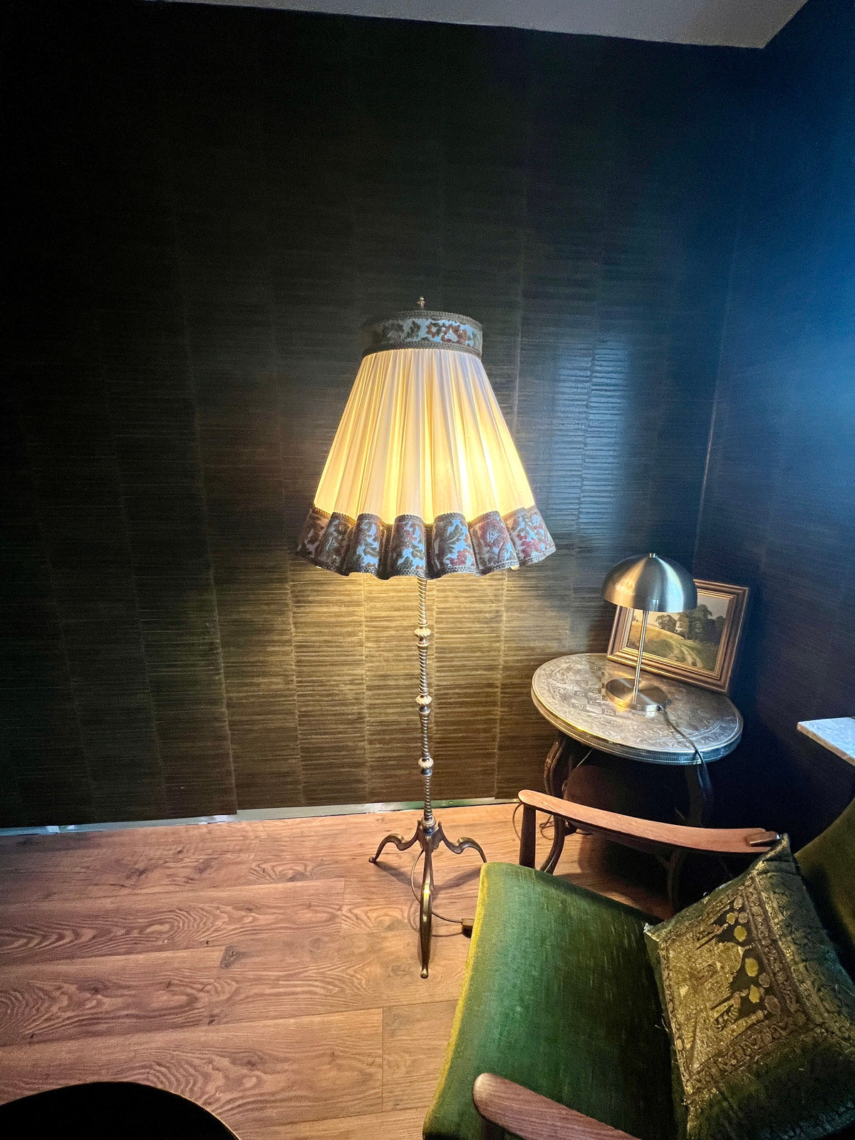 Bronze / Messing Stehlampe im wunderschönen Art Déco Design. Sehr solide und aufwändig gearbeitet mit Brokatschirm.