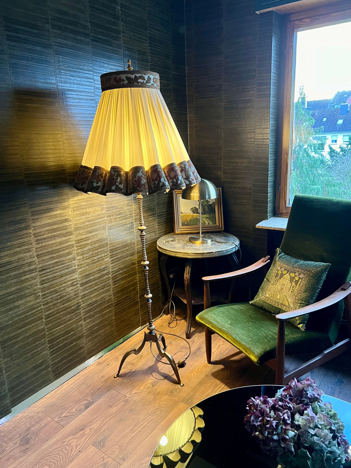 Bronze / Messing Stehlampe im wunderschönen Art Déco Design. Sehr solide und aufwändig gearbeitet mit Brokatschirm.