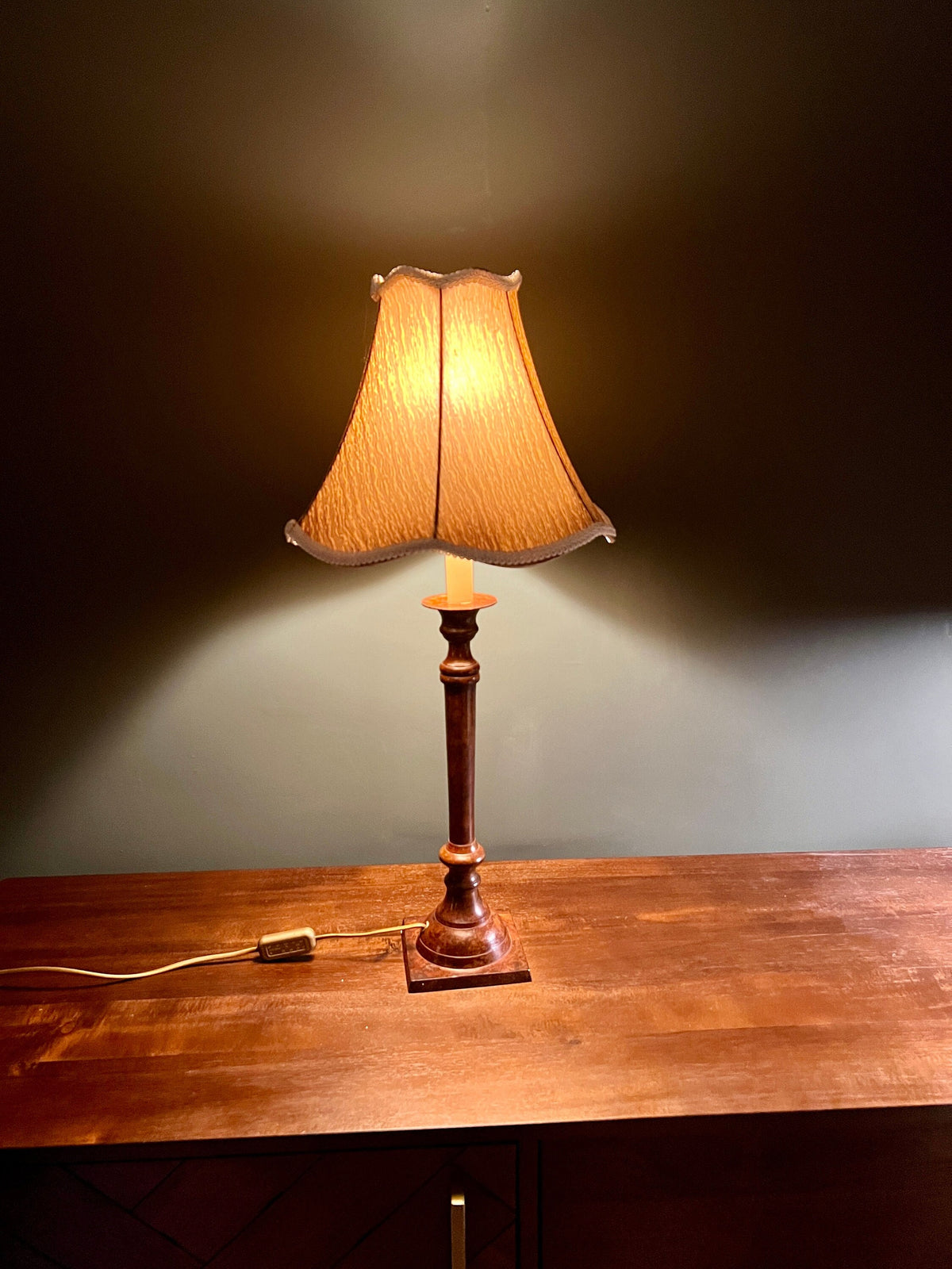 Holländische, klassische Tischleuchte mit braunem Fuß aus dem Hause Den Harting Verlichting. Hochwertiger Schirm grün/braun mit Innenfutter