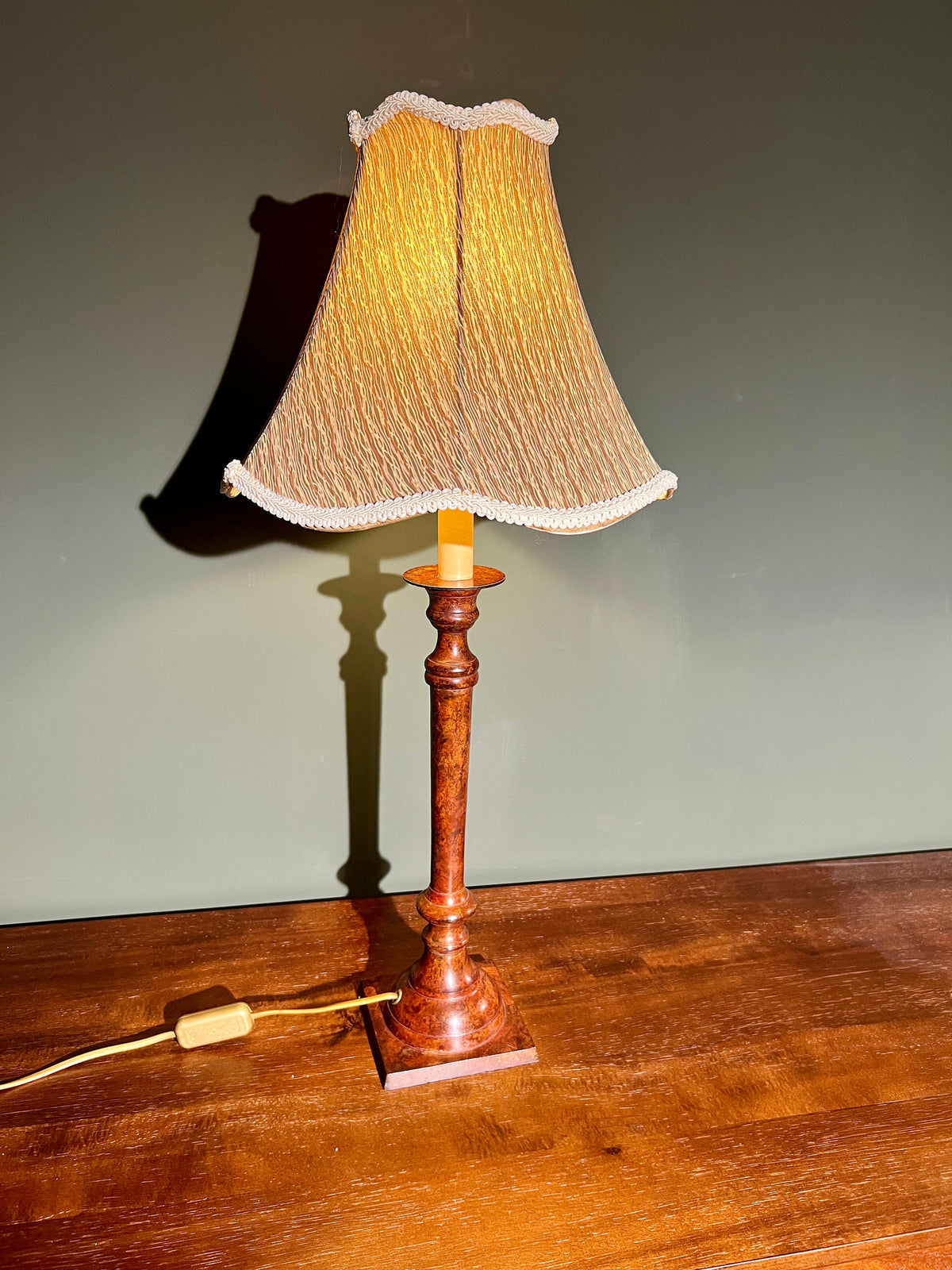 Holländische, klassische Tischleuchte mit braunem Fuß aus dem Hause Den Harting Verlichting. Hochwertiger Schirm grün/braun mit Innenfutter