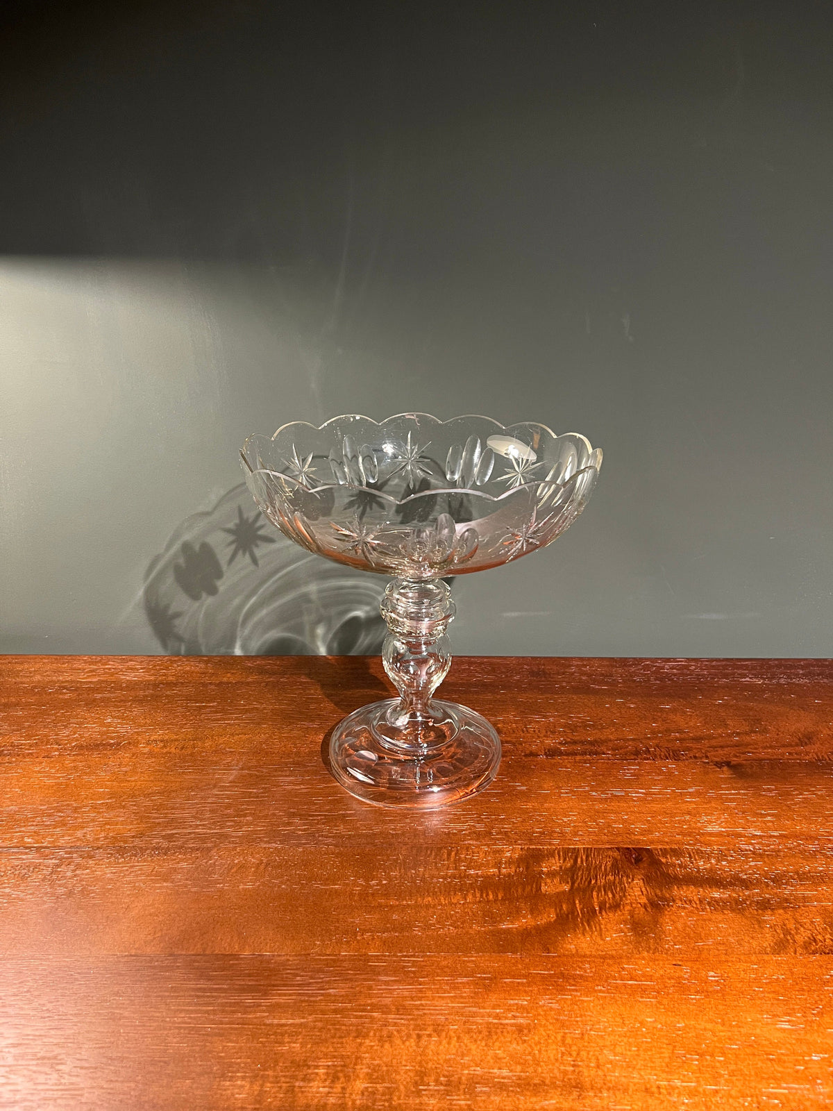 Großer Vintage Tafelaufsatz / Glasschale aus feinem sehr dünnen Glas gefertigt. Mid Century Tafelaufsatz / Glasschale.