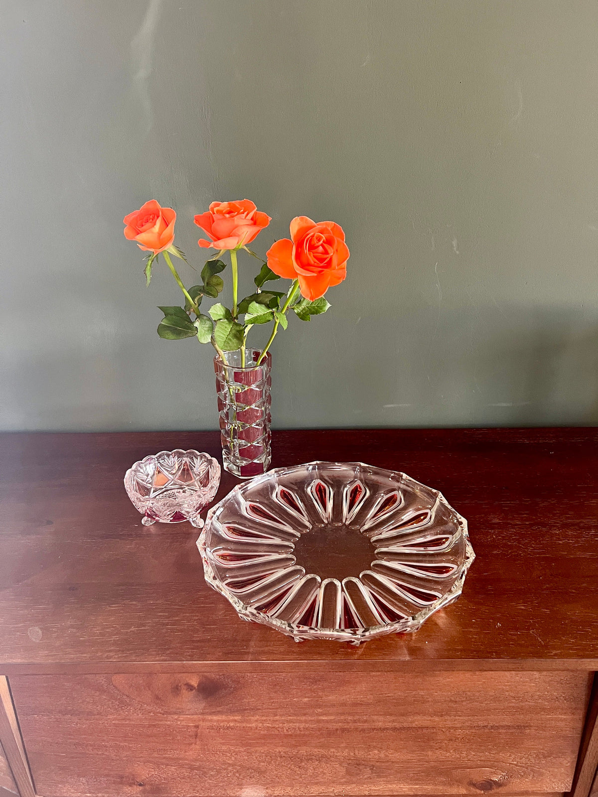 Set Bordeaux-rote Solifleur-Vase von Luminarc, hergestellt 1960 in Frankreich, entworfen von J.G. Durand, mit passender Schale und Platte