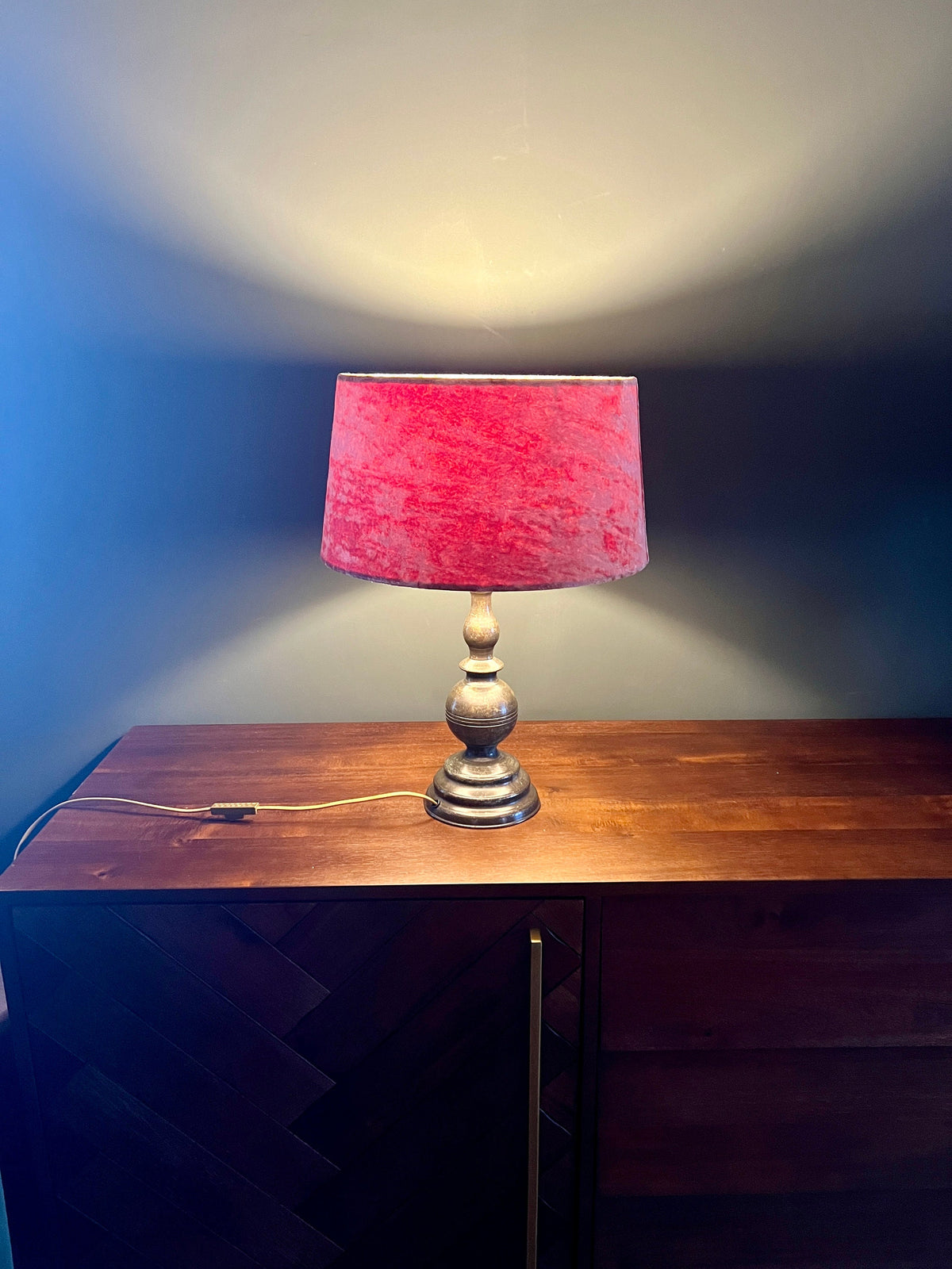 Mid Century Leuchte aus patinierter Bronze mit hochwertigem Schirm aus roséfarbenem Samtschirm