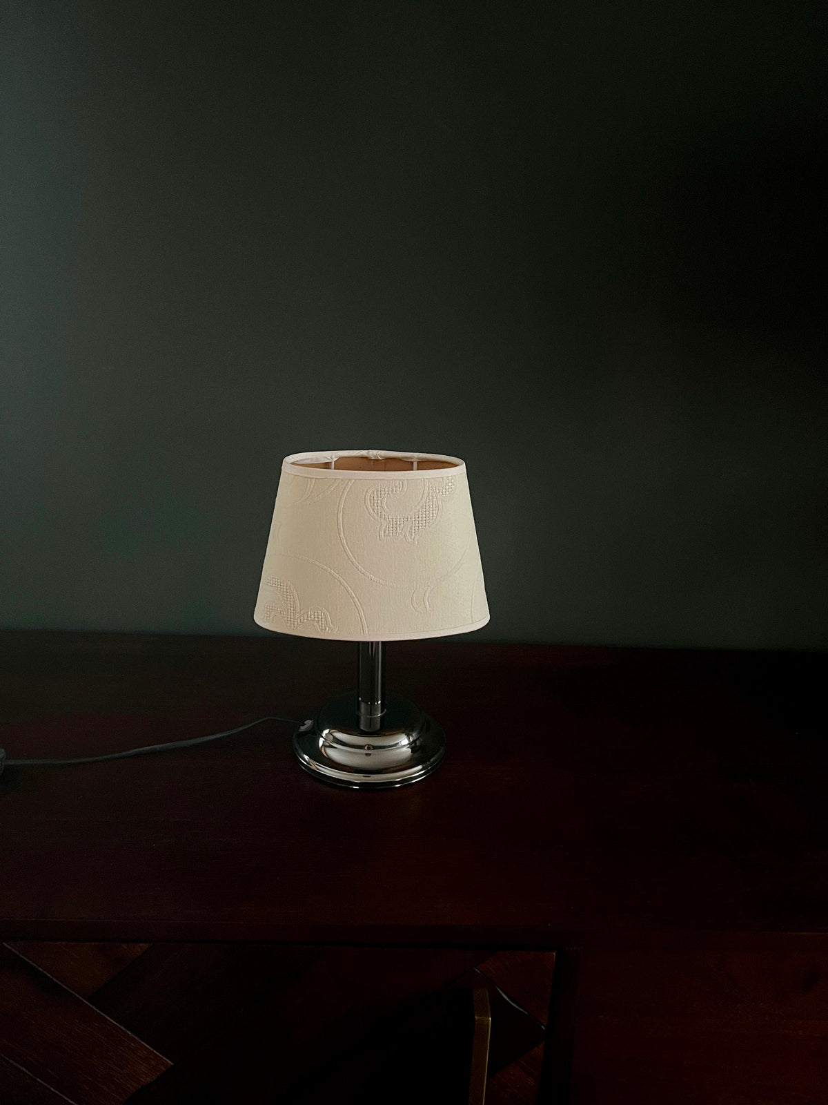 Kleine Tischlampe mit hochwertigem beigefarbenem Lampenschirm 1980er
